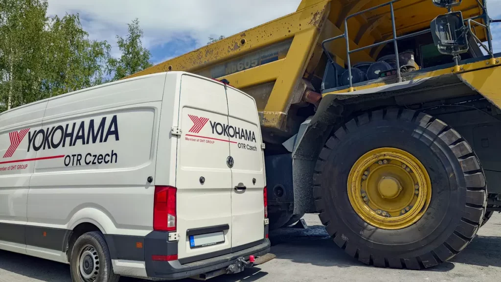 DUMPER KOMATSU HD604 AND TIRE YOKOHAMA 24,00R-35 E4 RB42