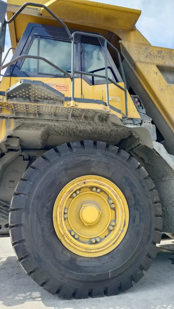 DUMPER KOMATSU HD604 AND TIRE YOKOHAMA 24,00R-35 E4 RB42