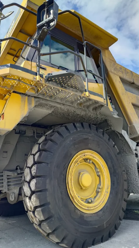 DUMPER KOMATSU HD604 AND TIRE YOKOHAMA 24,00R-35 E4 RB42