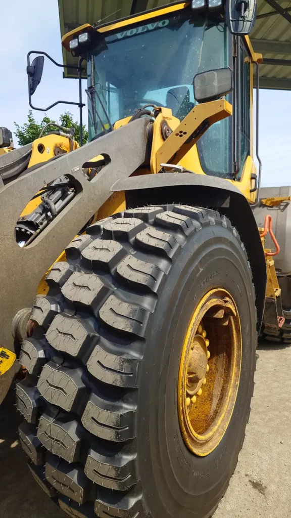 OTR pneumatika YOKOHAMA 20.5R25 L3 RT 31+ a nakladač Volvo L90H