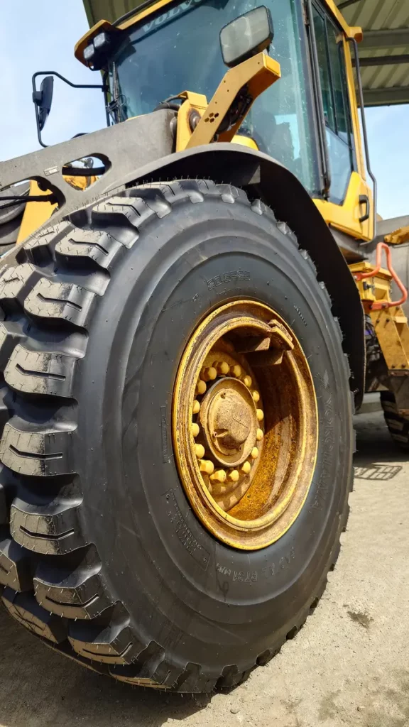 OTR pneumatika YOKOHAMA 20.5R25 L3 RT 31+ a nakladač Volvo L90H