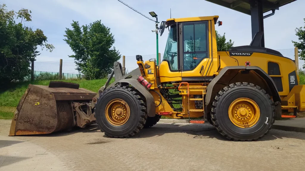 OTR pneumatika YOKOHAMA 20.5R25 L3 RT 31+ a nakladač Volvo L90H