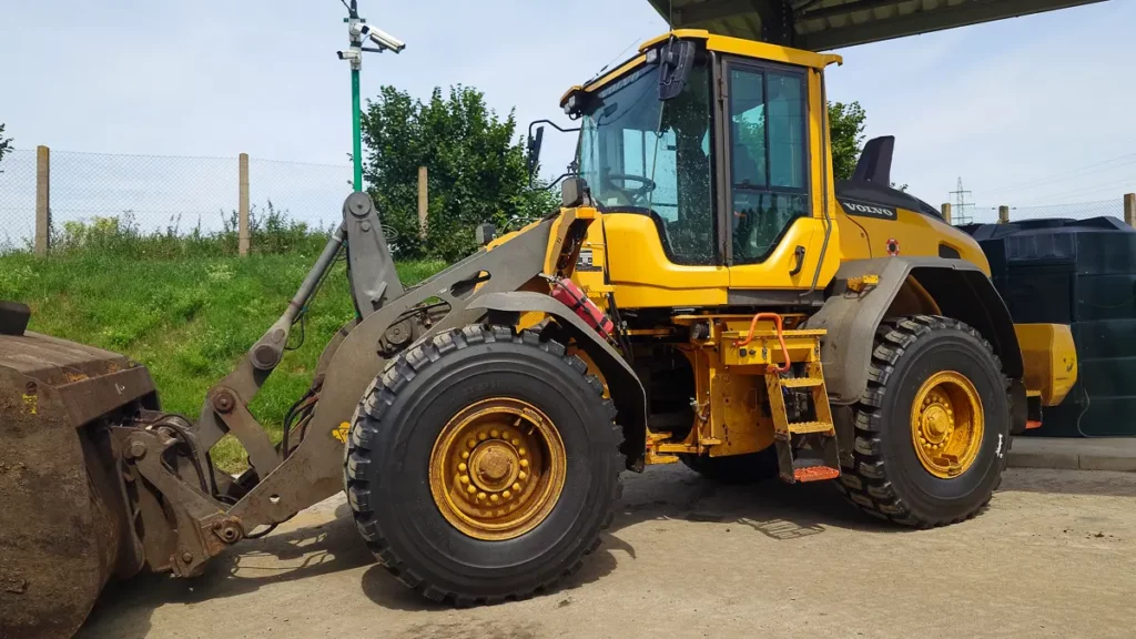 OTR pneumatika YOKOHAMA 20.5R25 L3 RT 31+ a nakladač Volvo L90H